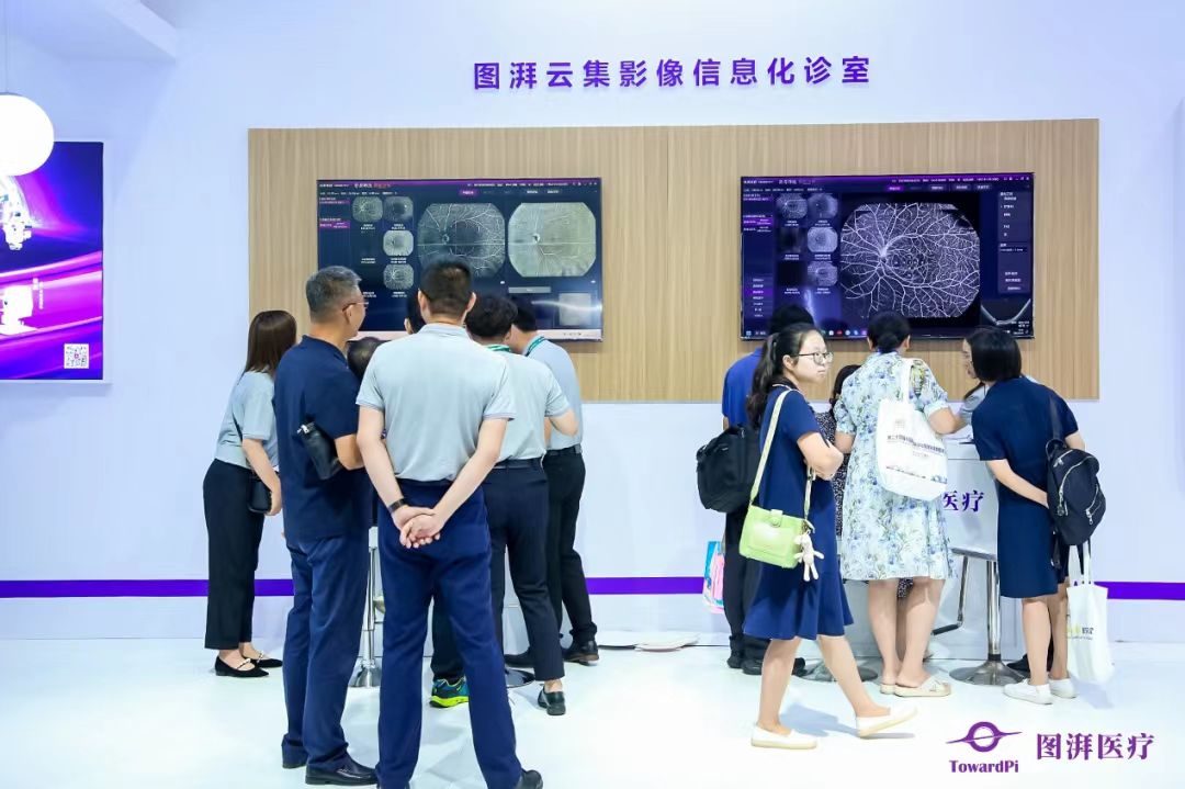 Retina China 2023 visitors stopping by TowardPi Medical booth to admire high quality ophthalmic  images