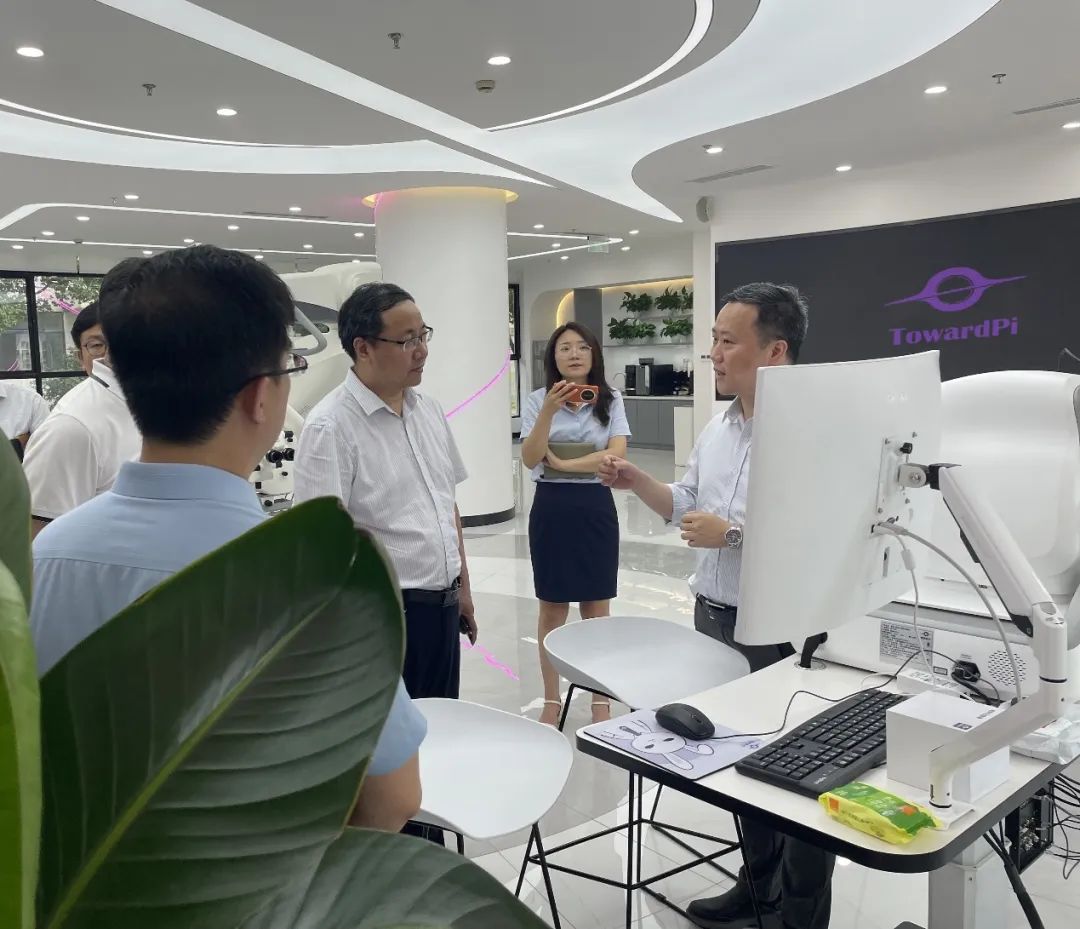 Deputy District Chief Li Xiao learning about TowardPi Medical's ophthalmic equipment