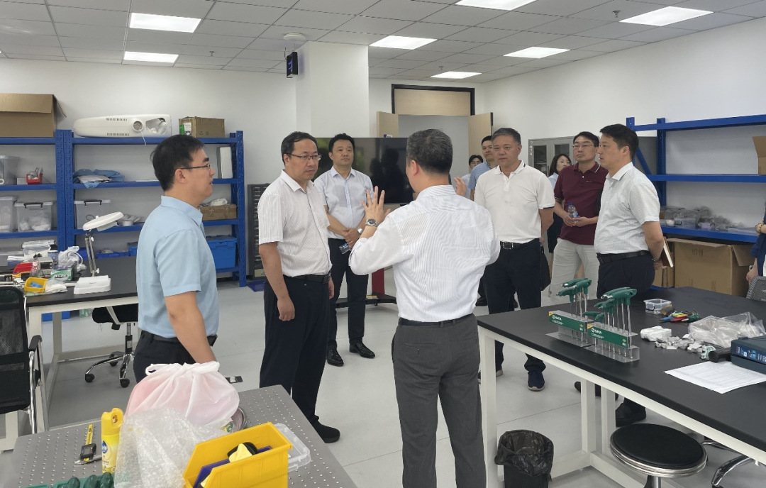 Leaders at various levels from Putuo District visited TowardPi Medical's laboratories to learn about the independent development of cutting-edge ophthalmic technology